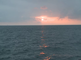 Zonsondergang op zee vanaf een schip